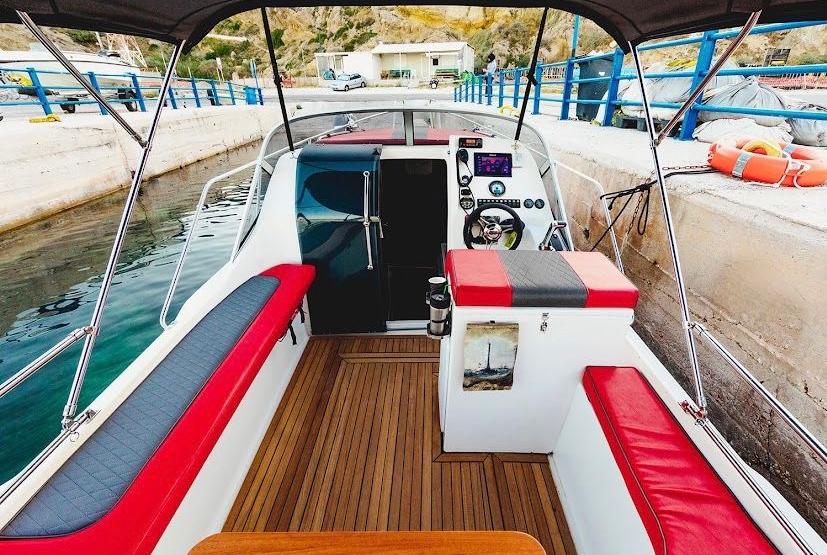 Cockpit and red benches of the Zen Explorer